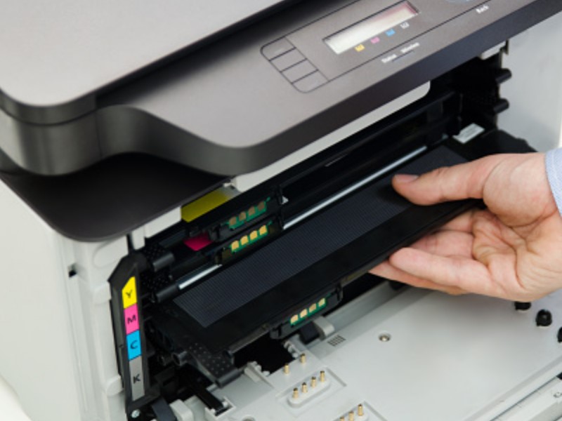 Laserski tiskalniki delujejo s tonerjem, ki vsebujejo barvni prah.